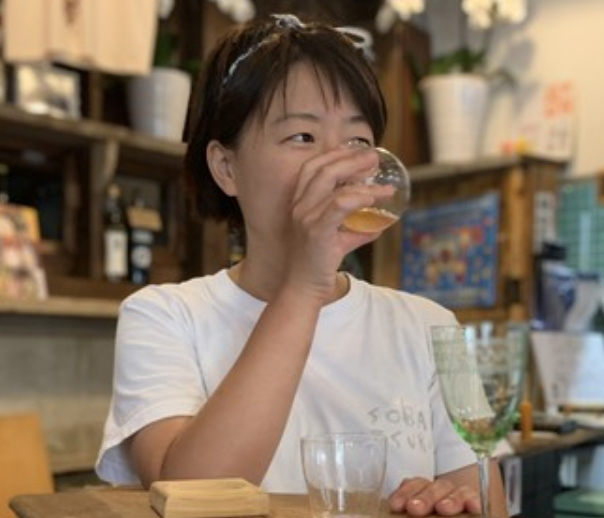 お酒を飲む中村美穂様の写真