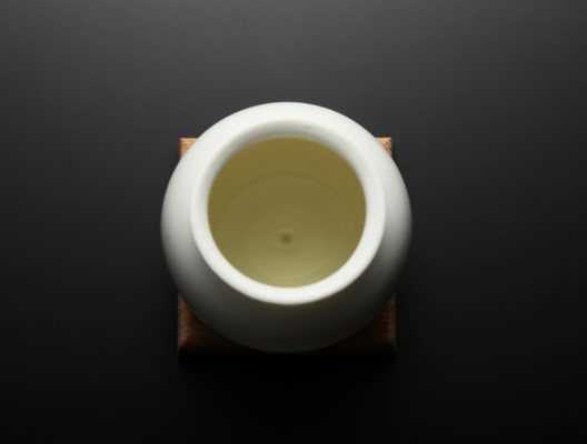 真上から撮影された磁器の天頂グラス